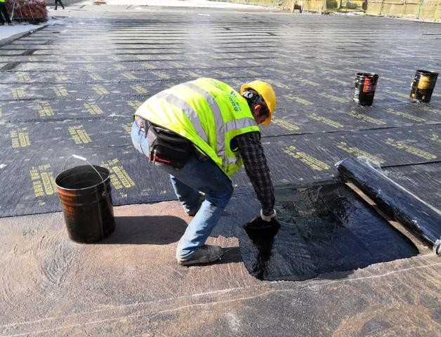 Introdução de revestimento impermeável decura do betume de borracha de NRB